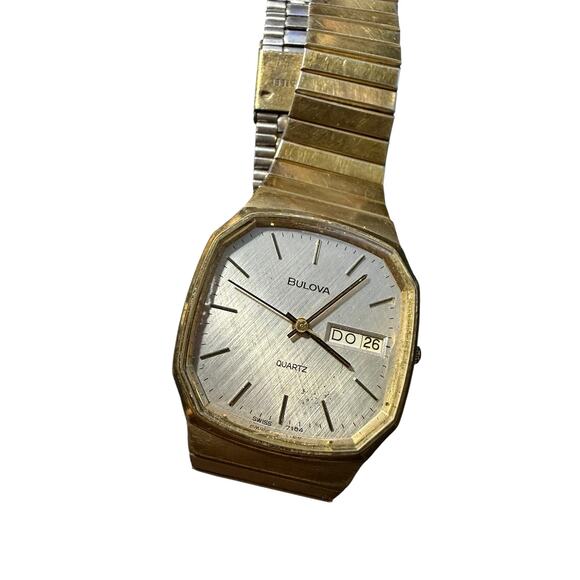 Vintage Bulova Quartz Octagonal Day Date Gold Tone Men's Wristwatch Expansion